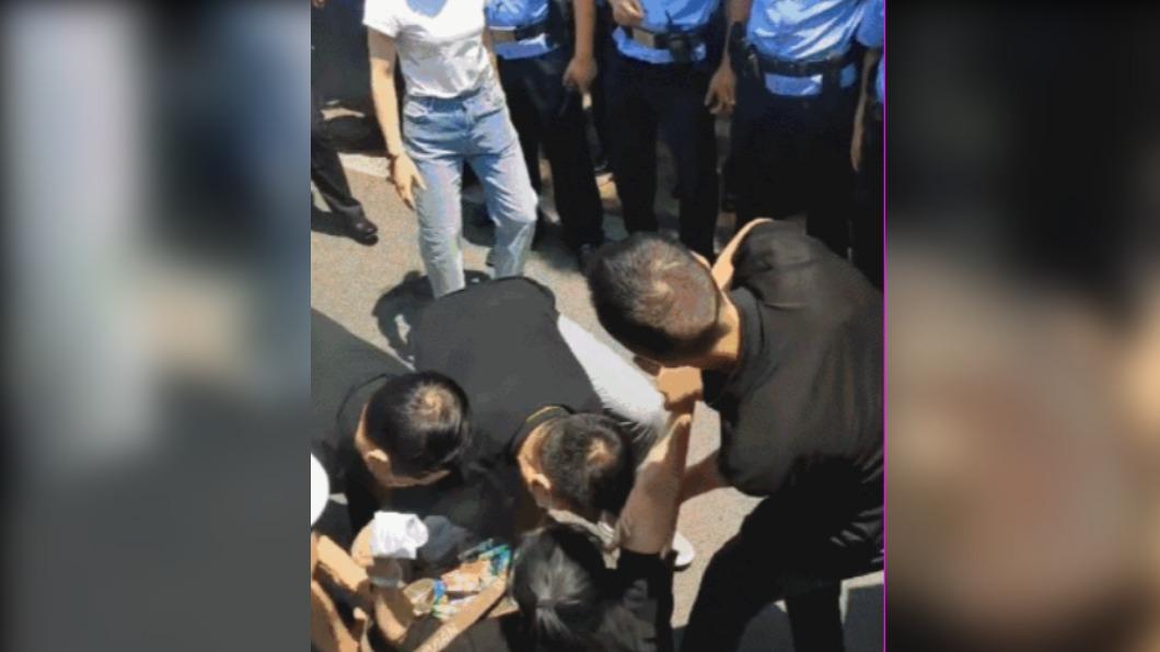 河南村鎮銀行案件爆發警民衝突。(圖/翻攝自微博)