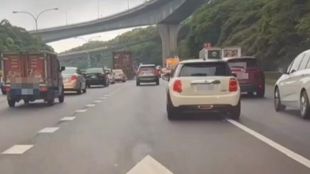 女駕駛原先疑似想往右切下交流道。(圖/Facebook●【爆廢公社】●)