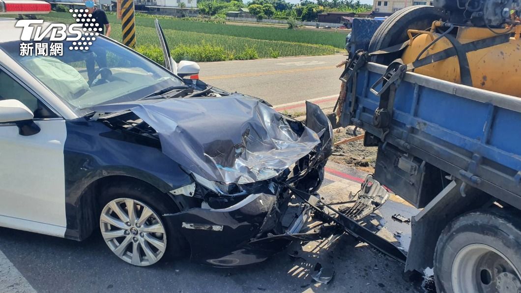 巡邏到一半!花蓮警攔腰撞貨車 車頭全毀、警手腳挫傷