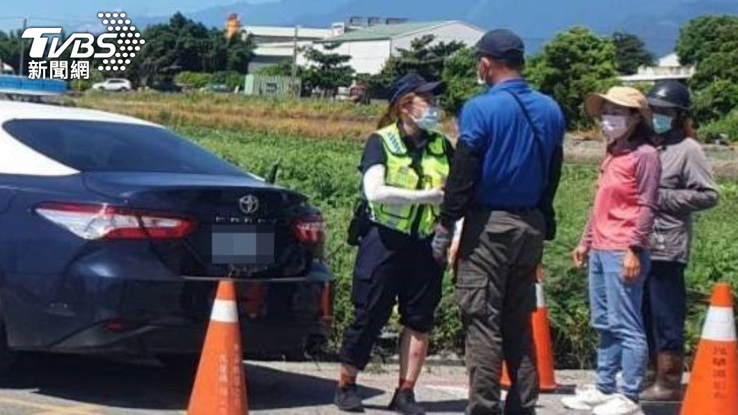 員警手腳擦挫傷。(圖/TVBS)