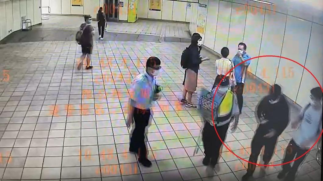 被害的女書記官報警求助,警方趁著黃男五度偷拍時逮人。(圖/TVBS)