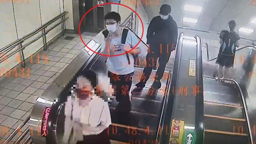黃姓男子趁著搭手扶梯時偷拍女書記官的裙底風光。(圖/TVBS)