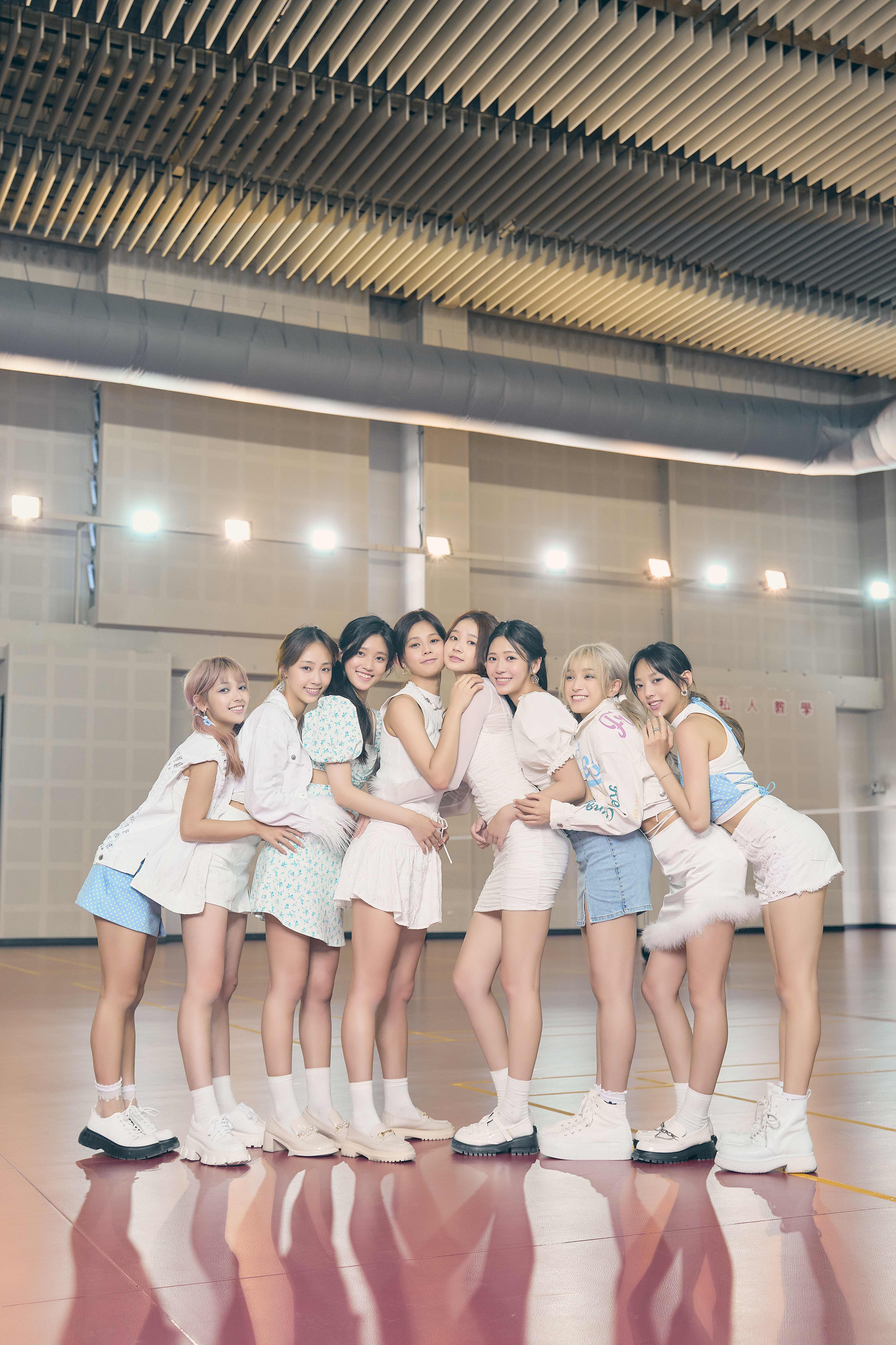(左起)心平、聖恩、朵莉、容容、珮含、Nicole、以芯、巧瑜。(圖/索尼音樂提供)