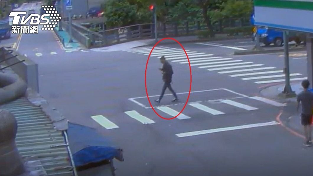 柯姓車手身穿全套西裝,假扮成假檢察官。(圖/TVBS)