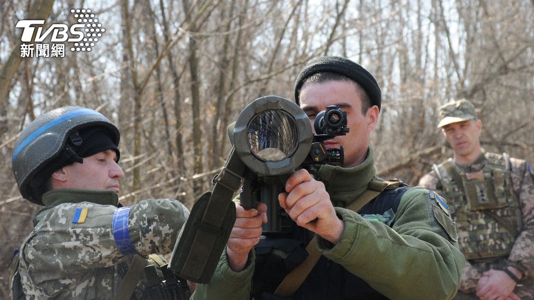 烏克蘭士兵試用瑞典援助的肩射火箭彈。（圖/達志影像美聯社）