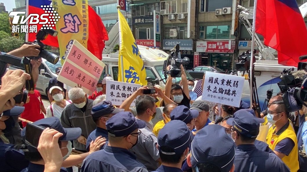 新黨不滿國民黨降半旗悼念安倍,13日集結在國民黨部前抗議。(圖/TVBS)