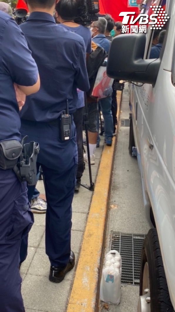 新黨不滿國民黨降半旗悼念安倍，策劃到黨部砸蛋，蛋卻被警方默默收起來。（圖／TVBS）