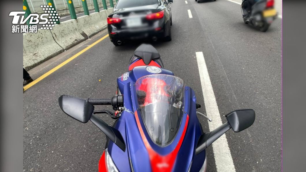 汽車車尾被重機撞凹。(圖/TVBS)
