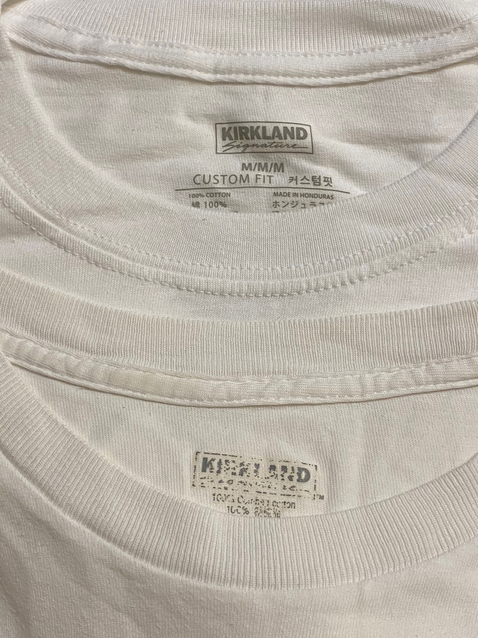 兩件衣服的領口明顯不同。（圖／翻攝自「Costco好市多商品經驗老實說」臉書）