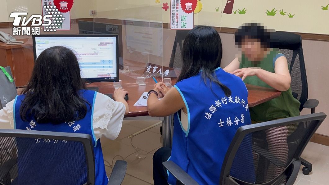 董事長太太趕抵士林分署幫忙繳錢。(圖/TVBS)
