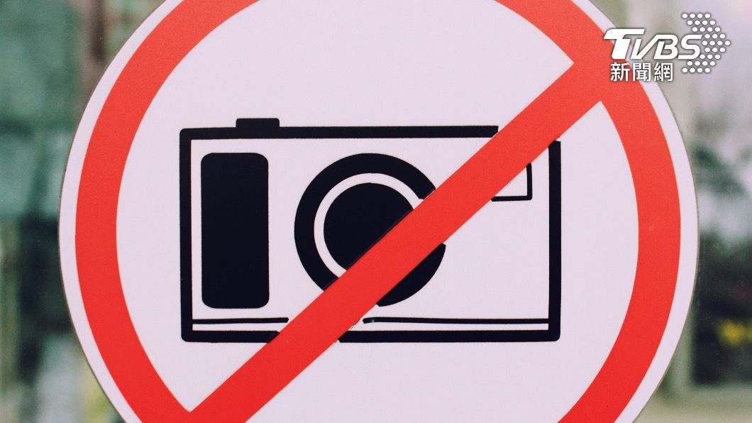 事實上,有些店家會貼上禁止拍照標示。(示意圖/shutterstock達志影像)