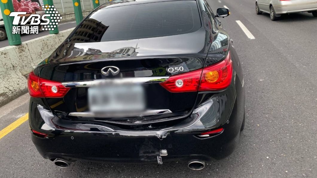  轎車車尾被撞凹。（圖／TVBS）