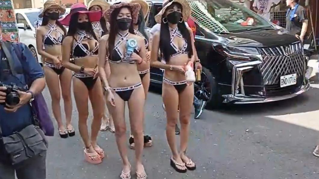 廟會請來比基尼陣頭。(圖/翻攝自 記者爆料網-公開版)