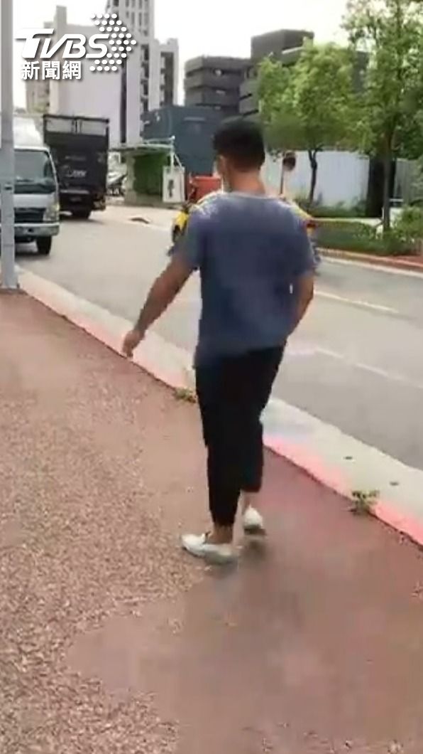 男子疑似不滿被瞪動手攻擊。（圖／TVBS）