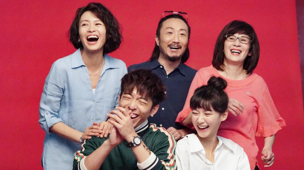 上排左起:梁詠琪、鄭中基、吳君如,下排左起:呂爵安、袁澧林。(圖/甲上娛樂提供)