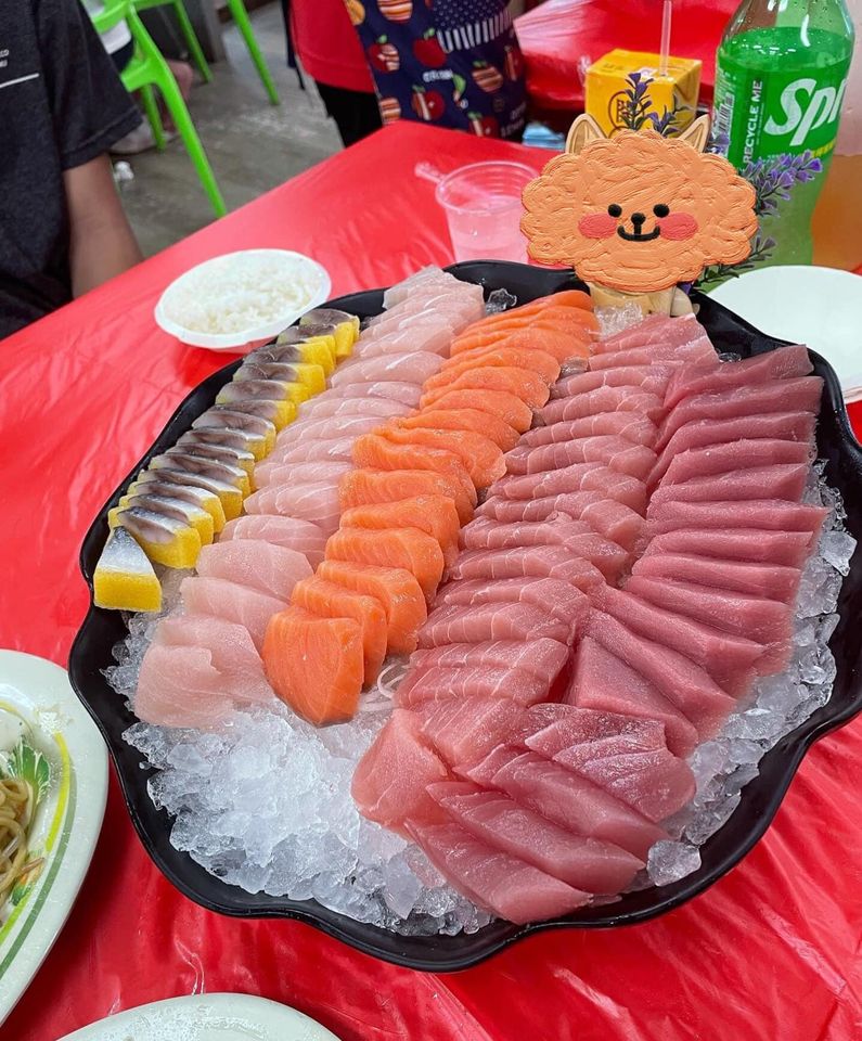 有網友分享一大盤生魚片不但有5個種類且加起來一共有80片。（圖／翻攝自爆廢公社二館）