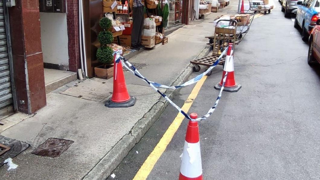 西環東邊街一名26歲男子,12日凌晨零時許倒臥街頭。(圖/翻攝自微博)
