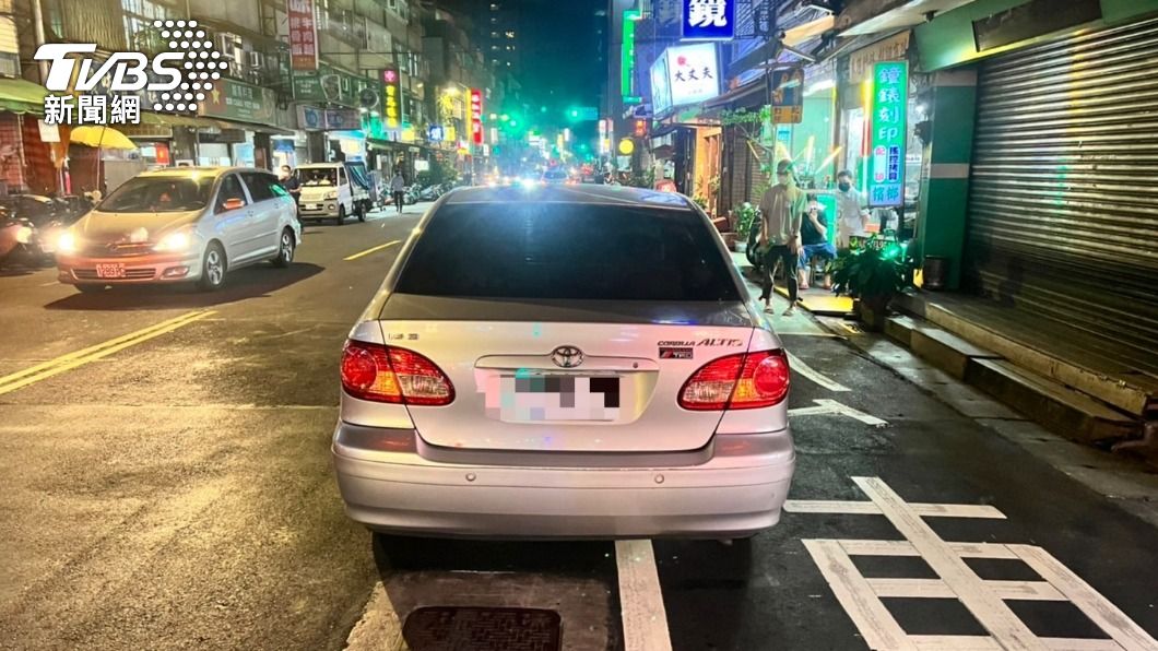 肇事的小轎車。（圖／TVBS）