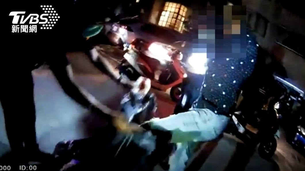 警方拿來垃圾袋給男子先套住下半身。（圖／TVBS）