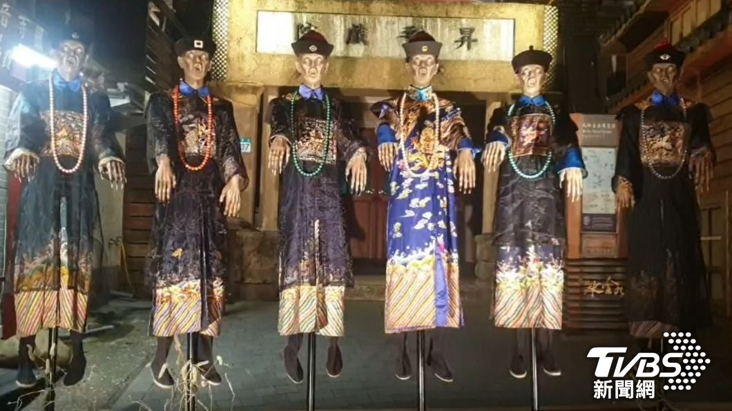 6具殭屍在戲院前一字排開。（圖／TVBS）
