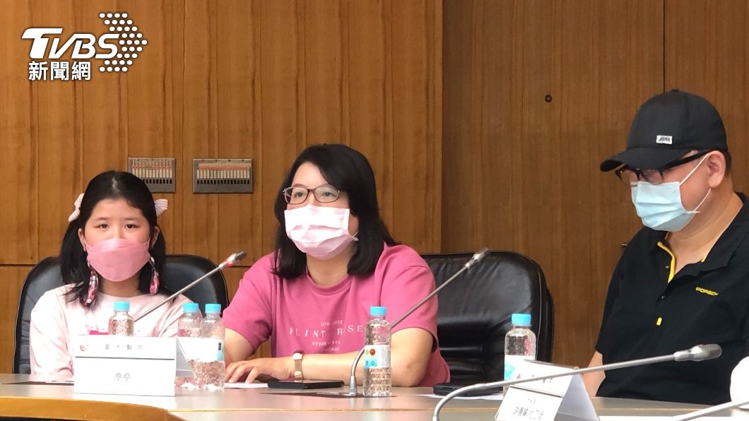 小女孩亭亭4年前罹患兒童B細胞急性淋巴性白血病,今年接受細胞治療。(圖/TVBS)