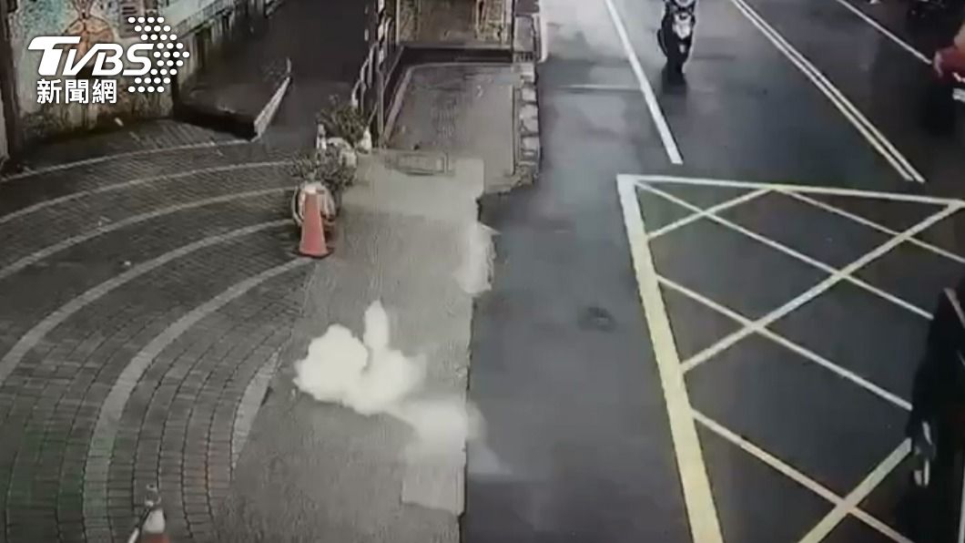 國小前扔鞭炮瞬間炸火光　男駕駛稱「行車糾紛」洩憤