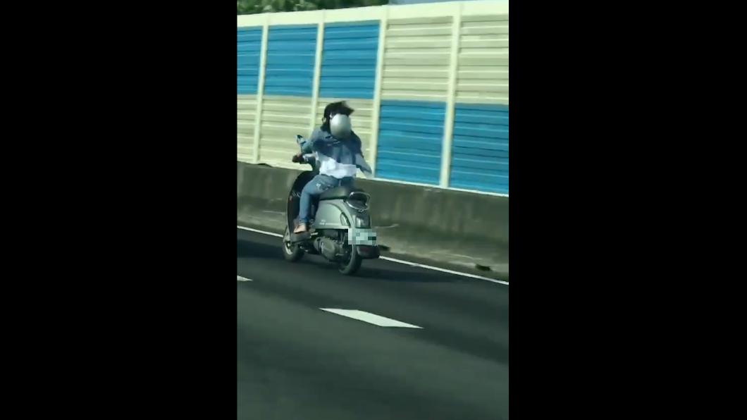 韋女騎著小綿羊一路狂飆。（圖／翻攝自記者爆料網）