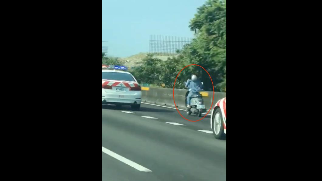 4輛國道警車包圍。(圖/翻攝自記者爆料網)