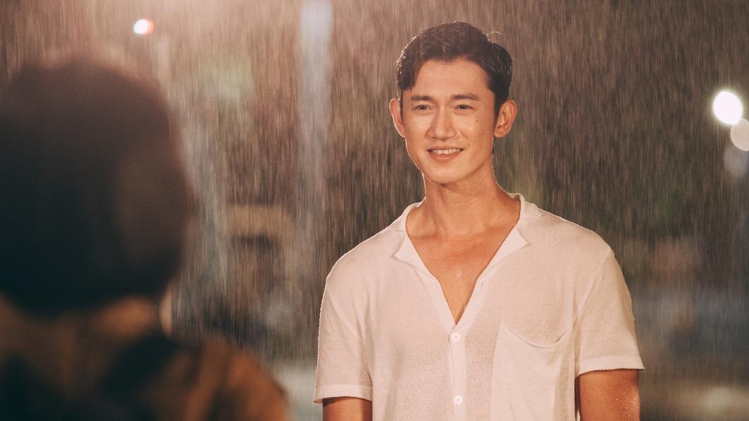 劇中吳慷仁家裡擺滿裸體畫像，性格自戀。（圖／Netflix提供）