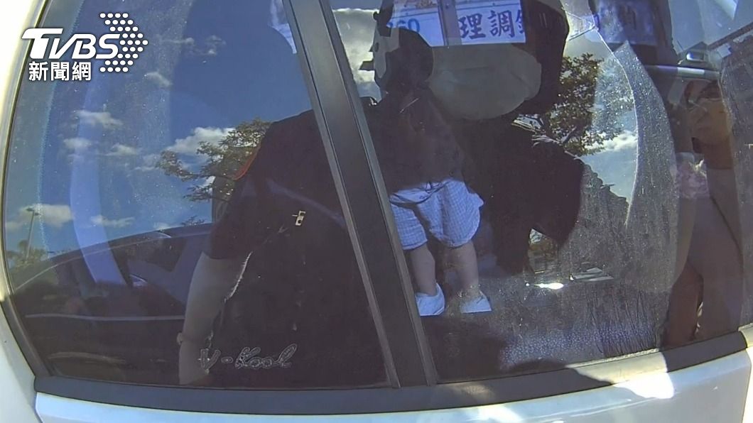 「鑰匙留車內、遙控器故障」2歲男童遭反鎖　警消破窗救