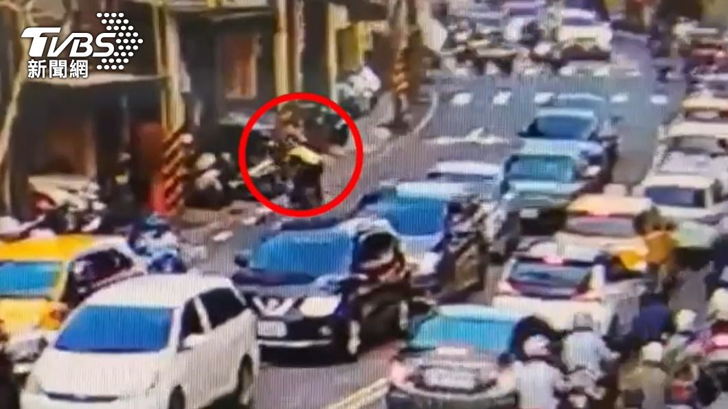 洪男一度想逃離現場，當場遭到警員壓制逮捕。（圖／TVBS）