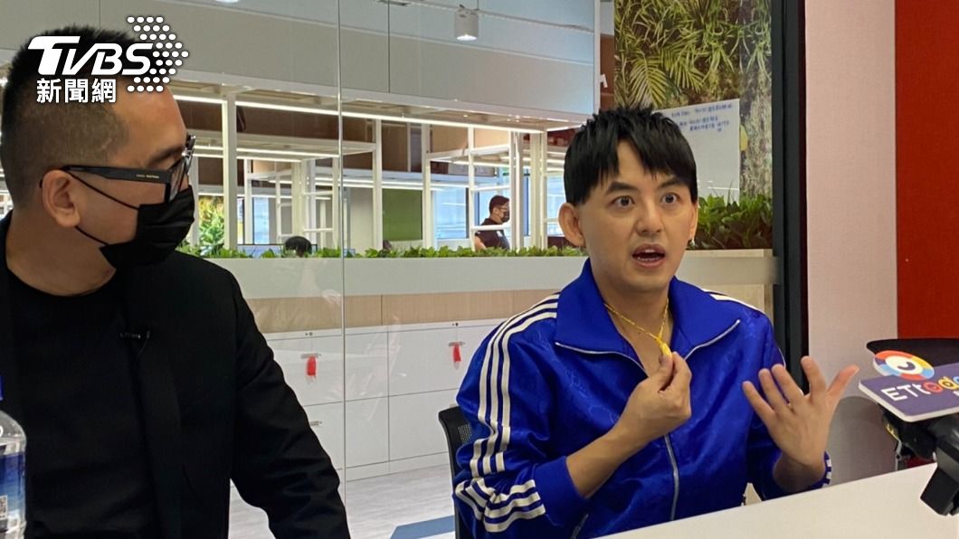 王世均(左)與黃子佼出席記者會。(圖/林彥君攝)