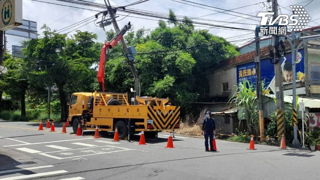 拖板車一擊撞斷！電桿凹成「ㄑ」字形　高雄這區百戶停電
