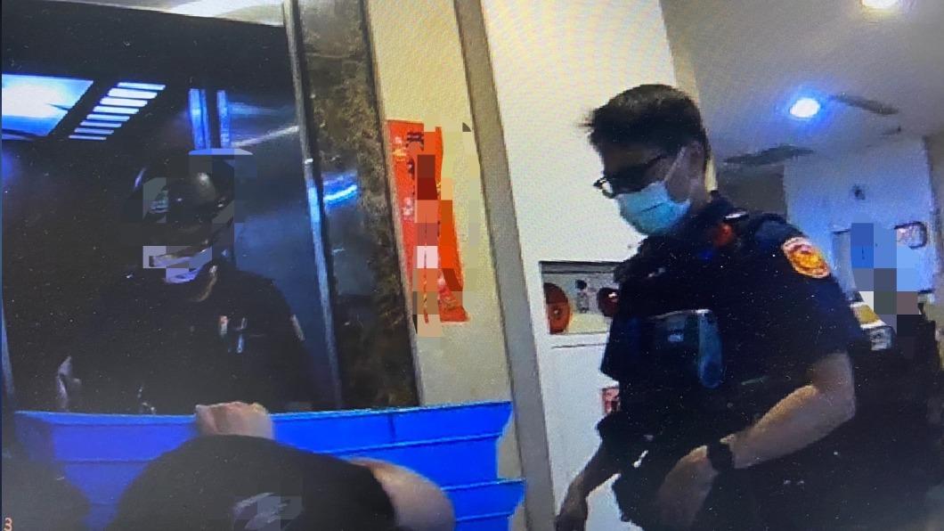 警方全程戒備護鈔，嚴防可疑人士靠近。(圖／TVBS)