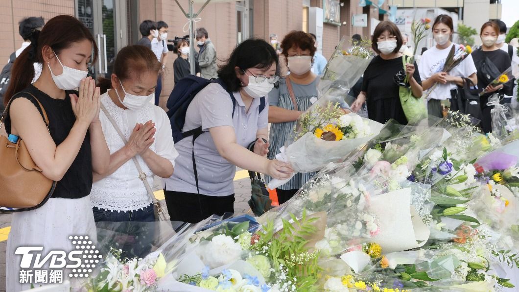 民眾前往槍擊現場悼念。(圖/達志影像美聯社)