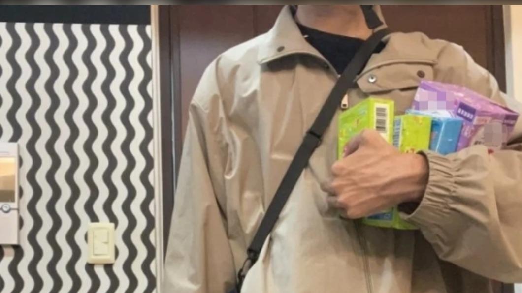 男友一開門就手捧四盒棉條,且完全沒用紙袋裝。(圖/翻攝自Dcard)