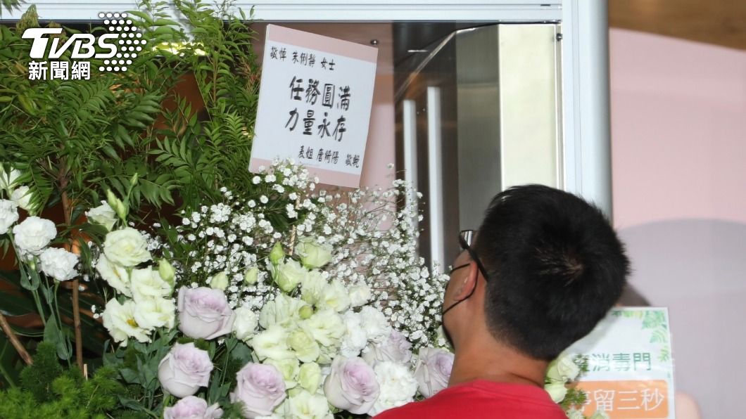 唐綺陽贈朱俐靜花籃。(圖/黃城碩攝)