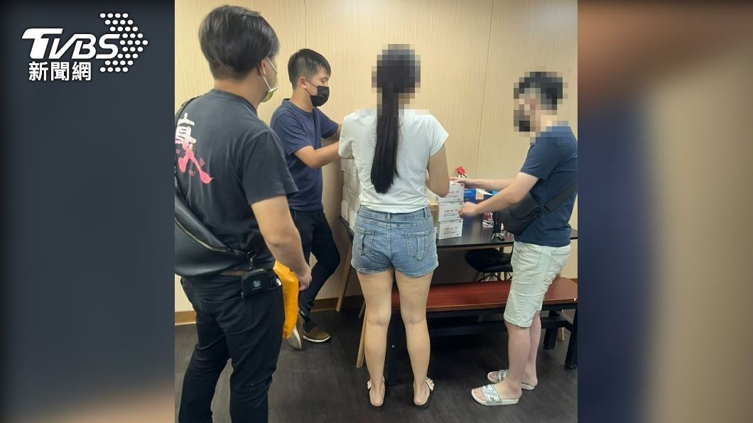 警方查扣大量快篩。(圖/TVBS)