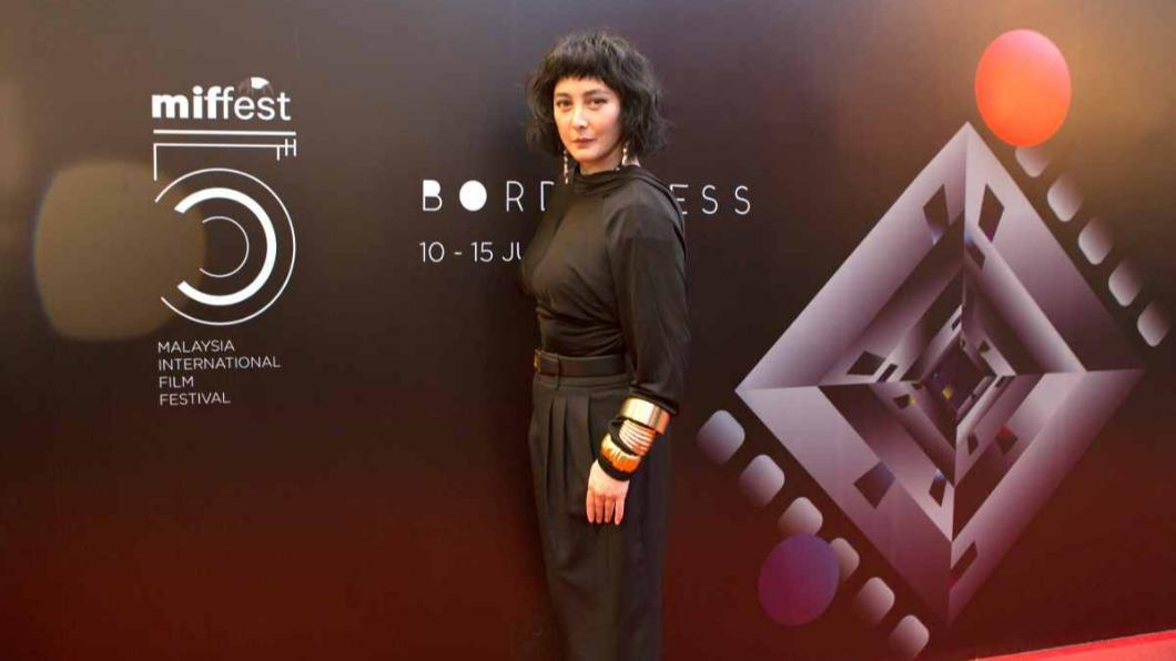 何超儀深入熱帶雨林真實取景 竟丟演員入河餵鱷魚