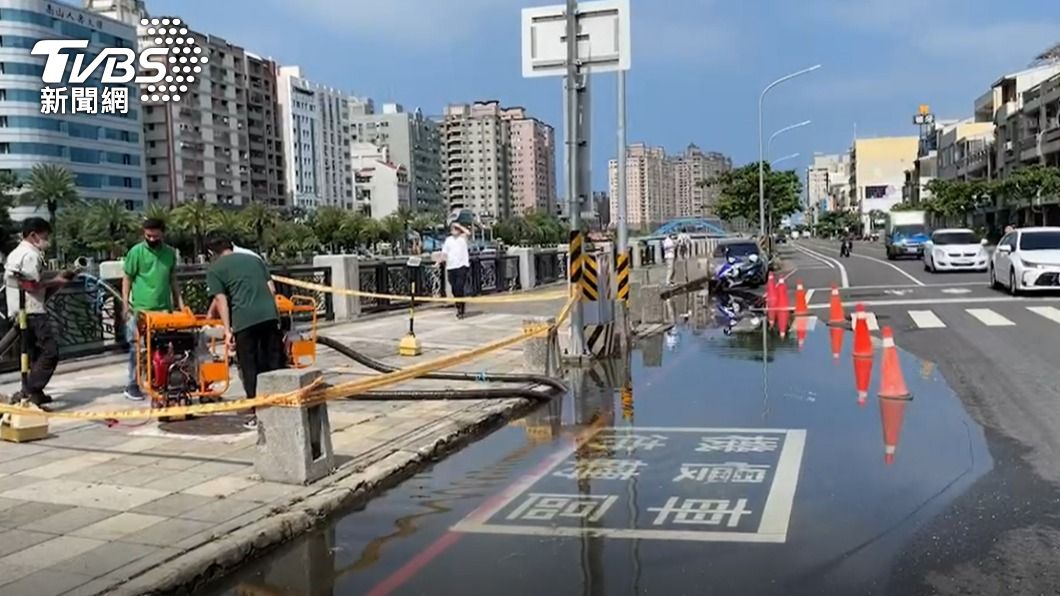 河邊道路也因倒灌淹水。(圖/TVBS)
