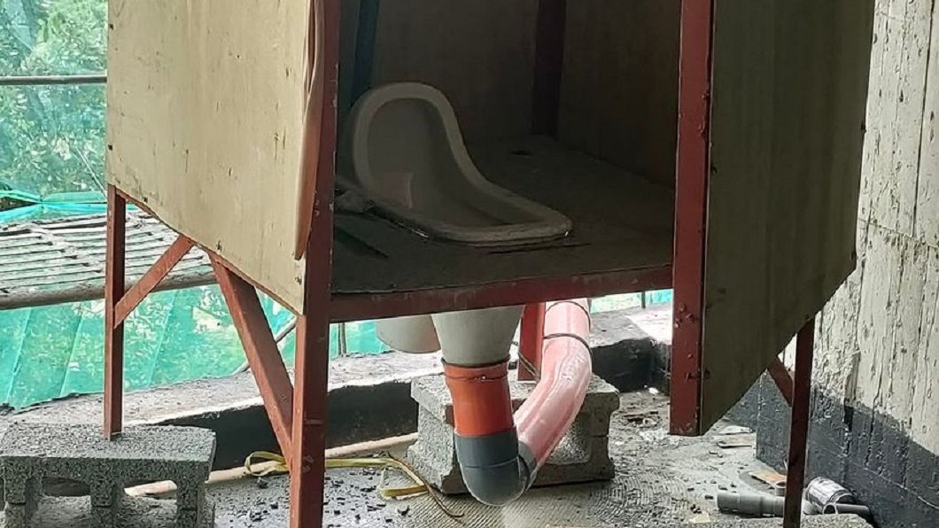 如廁像登基!工地上廁所超克難 他嘆:做工人的辛酸