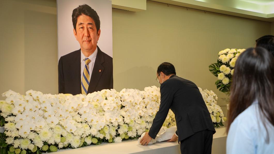 朱立倫日前赴日台交流協會悼念安倍晉三。(圖/國民黨提供)