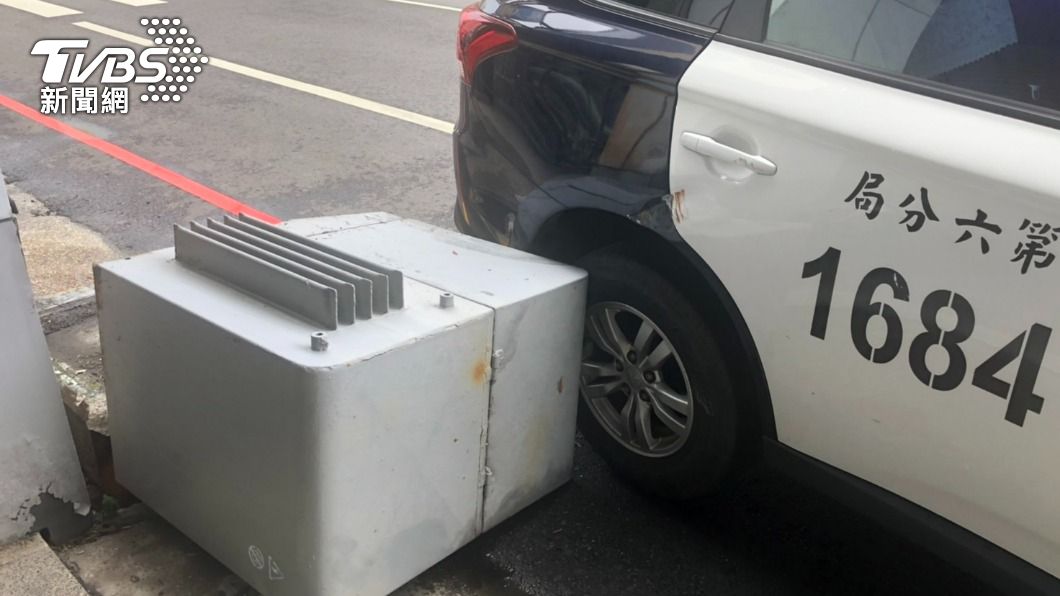 員警身體不適撞擊變電箱。（圖／TVBS）