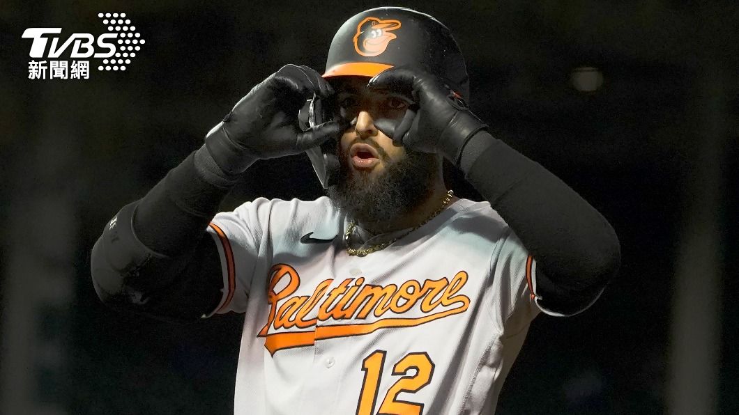 金鶯二壘手歐多爾（Rougned Odor）在第８局敲安後做出慶祝動作。（圖／達志影像美聯社）