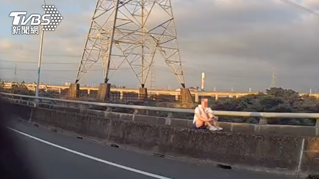 小姊姊別流淚!車拋錨快速道路 女雙手抱膝坐安全島哭