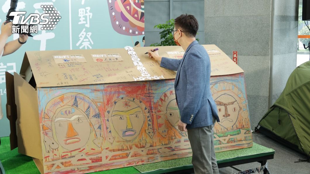 外貿協會董事長黃志芳在「紙帳篷」上簽名。(圖/林至柔攝)