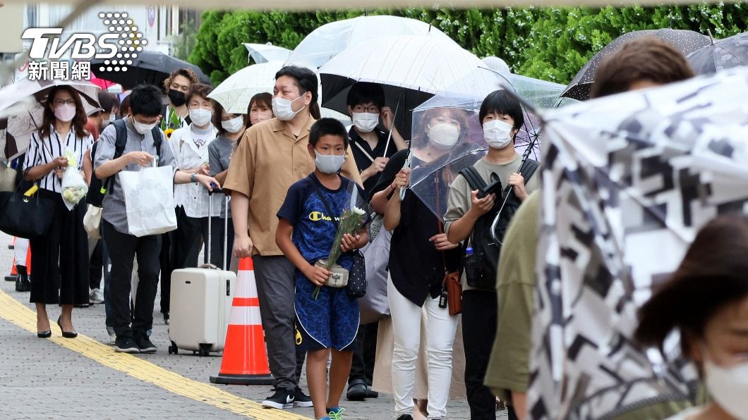 民眾向安倍致意。(圖/達志影像美聯社)
