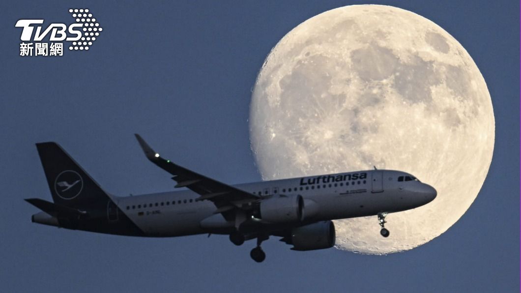 一架德國漢莎航空客機正好飛過超級月亮。(圖/達志影像美聯社)