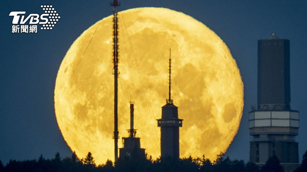 又大又圓的超級滿月高掛德國夜空。(圖/達志影像美聯社)