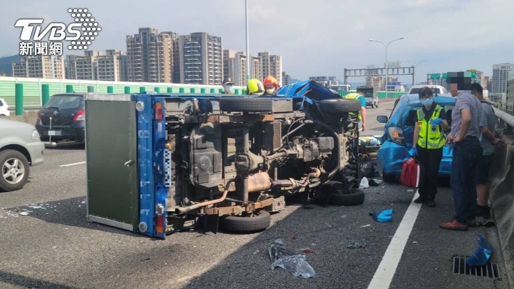 台74線連環撞!貨車撞凹自小客當場側翻 駕駛大腿受傷